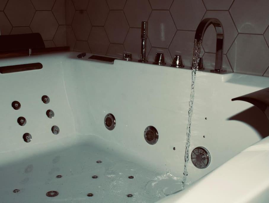Superbe Appartement Avec Jacuzzi Et Jardin Prive Marlhes 외부 사진